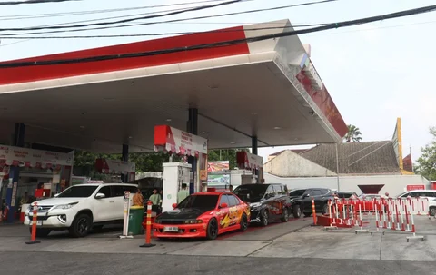 Warga antri mengisi bahan bakar minyak pada SPBU di kawasan Kemang Raya, Jakarta Selatan, Selasa (31/03/2026).