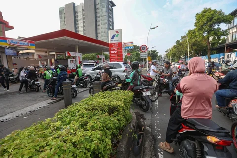 Warga antri mengisi bahan bakar minyak pada SPBU di kawasan Kemang Raya, Jakarta Selatan, Selasa (31/03/2026).