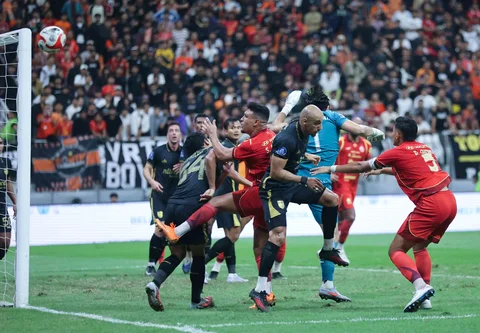 Kemelut para pemain Persija Jakarta di depan gawang Borneo FC saat laga lanjutan BRI Super League 2025/2026 di Jakarta International Stadium (JIS), Jakarta Utara, Selasa (03/03/2026).