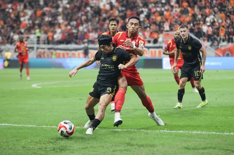 Pemain Persija Jakarta, Rizky Ridho (kanan) berusaha merebut bola dari pemain Borneo FC, Kei Hirosei dalam laga lanjutan BRI Super League 2025/2026 di Jakarta International Stadium (JIS), Jakarta Utara, Selasa (03/03/2026).