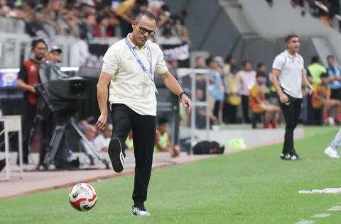 Pelatih Boreno FC, Fbio Lefundes menendang bola saat laga lanjutan BRI Super League 2025/2026 melawan Persija Jakarta di Jakarta International Stadium (JIS), Jakarta Utara, Selasa (03/03/2026).