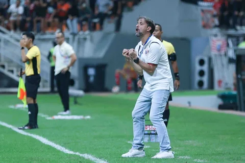Ekspresi pelatih Persija Jakarta, Maurcio Souza dalam laga lanjutan BRI Super League 2025/2026 melawan Borneo FC di Jakarta International Stadium (JIS), Jakarta Utara, Selasa (03/03/2026).