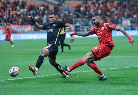 Pemain Persija Jakarta, Maxwell Souza (kanan) berusaha melesatkan bola ke gawang dibayangi pemain Borneo FC, Rivaldo Pakpahan dalam laga lanjutan BRI Super League 2025/2026 di Jakarta International Stadium (JIS), Jakarta Utara, Selasa (03/03/2026).