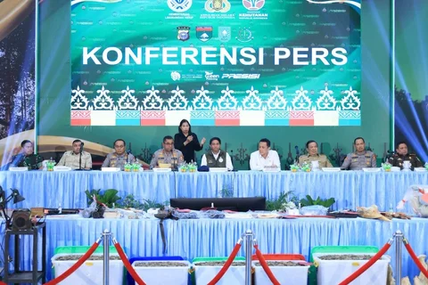 Menteri Kehutanan Raja Juli Antoni, Kapolda Riau Herry Heryawan, dan Kadivhumas Polri Johnny Eddizon Isir menyampaikan keterangan pers terkait pengungkapan jaringan perburuan gajah Sumatera di Mapolda Riau, Pekanbaru, Selasa (03/03/2026).
