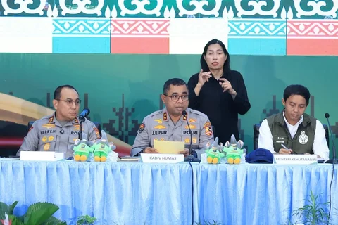 Menteri Kehutanan Raja Juli Antoni, Kapolda Riau Herry Heryawan, dan Kadivhumas Polri Johnny Eddizon Isir menyampaikan keterangan pers terkait pengungkapan jaringan perburuan gajah Sumatera di Mapolda Riau, Pekanbaru, Selasa (03/03/2026).