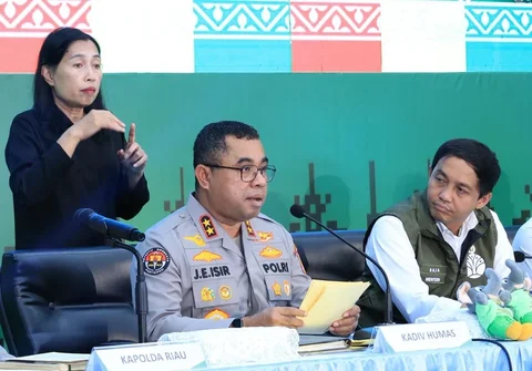 Menteri Kehutanan Raja Juli Antoni dan Kadivhumas Polri Johnny Eddizon Isir menyampaikan keterangan pers terkait pengungkapan jaringan perburuan gajah Sumatera di Mapolda Riau, Pekanbaru, Selasa (03/03/2026).