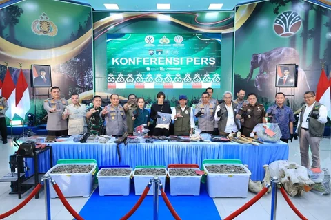 Menteri Kehutanan Raja Juli Antoni, Kapolda Riau Herry Heryawan, dan Kadivhumas Polri Johnny Eddizon Isir menyampaikan keterangan pers terkait pengungkapan jaringan perburuan gajah Sumatera di Mapolda Riau, Pekanbaru, Selasa (03/03/2026).