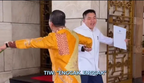 Momen Tarik-tarikan Seskab Teddy dan Menteri Bahlil