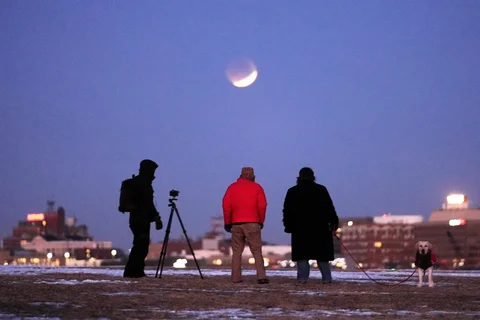 Warga menyaksikan gerhana bulan di South Portland, Maine. Amerika Serikat, Selasa (03/03/2026) waktu setempat.