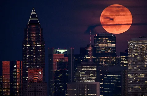 Bulan purnama Maret, yang juga dikenal sebagai "Bulan Cacing", terbit di atas distrik perbankan di Frankfurt am Main, Jerman barat,  , Selasa (03/03/2026) waktu setempat.