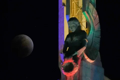 Gerhana bulan total terlihat dari Monumen Peringatan Quezon di Kota Quezon, Filipina, Selasa,  (03/03/3036).