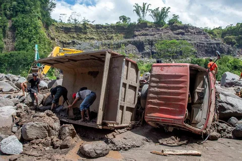 Warga  mengambil bagian truk yang terkubur di pasir setelah banjir lahar dingn  dari Gunung Merapi di Sungai Senowo di Magelang, Jawa Tengah, Rabu (04/03/20026).