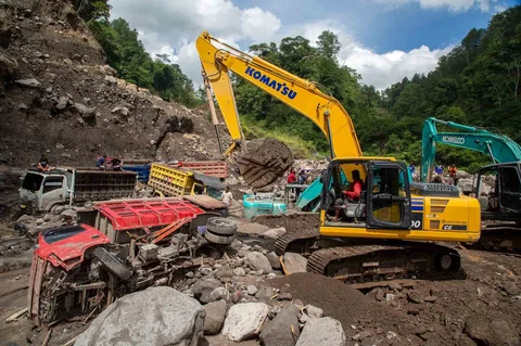 Beberapa alat berat dikerahkan untuk mengevakuasi puluhan truk yang terkubur di pasir setelah banjir lahar dingin dari Gunung Merapi di Sungai Senowo di Magelang, Jawa Tengah, Rabu (04/03/20026).