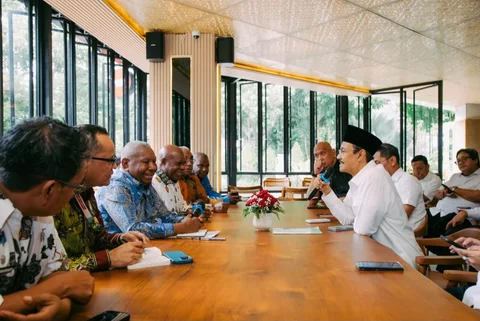 Menteri Sosial Saifullah Yusuf (Gus Ipul) menerima Gubernur Papua Barat Dominggus Mandacan beserta jajarannya