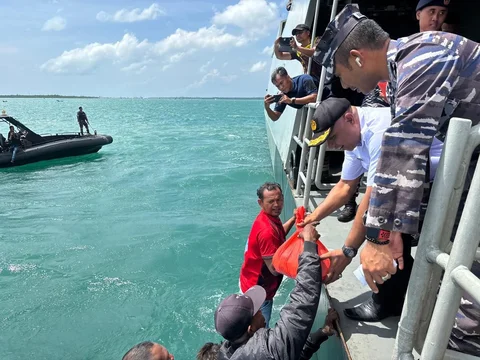 Operasi Trisila-26 Hadirkan Keamanan dan Kepedulian, TNI AL Sebar Sembako untuk Nelayan Pesisir Aru
