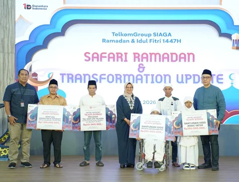Pemberian dukungan oleh Direktur Utama Telkom Dian Siswarini (tengah), SVP Group Sustainability & Corporate Communication Telkom Ahmad Reza (paling kanan), dan EVP Telkom Regional III Rachmad Dwi Hartanto (paling kiri) dalam program Telkom Berbagi.