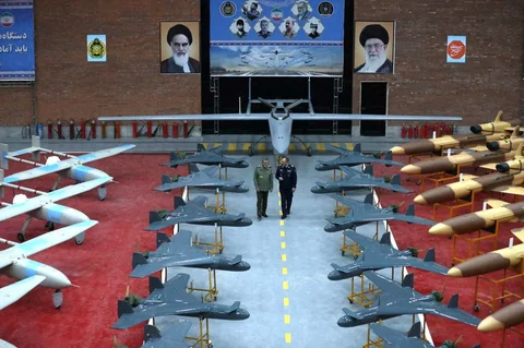 Sejumlah drone ditampilkan  dalam upacara  penyerahan drone baru untuk organisasi tempur Angkatan Darat Iran di lokasi yang dirahasiakan di Iran,  pada 13 Januari 2025.