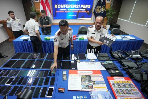 Petugas Imigrasi menunjukkan barang bukti yang disita dari warga negara Jepang yang diduga terlibat dalam sindikat penipuan daring, saat konferensi pers di Bogor, Indonesia, Rabu (04/03/2026).