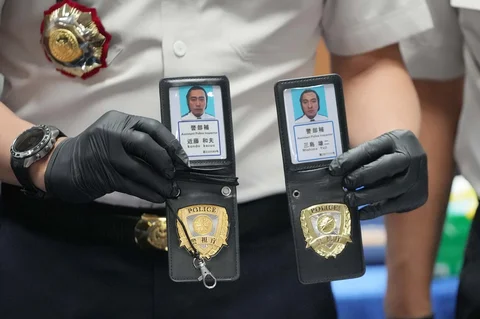 Petugas Imigrasi menunjukkan barang bukti yang disita dari warga negara Jepang yang diduga terlibat dalam sindikat penipuan daring, saat konferensi pers di Bogor, Indonesia, Rabu (04/03/2026).