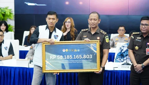Direktorat Tindak Pidana Siber Bareskrim Polri menyerahkan hasil eksekusi aset tindak pidana pencucian uang yang berasal dari aktivitas perjudian online kepada Kejaksaan Agung RI dengan total nilai Rp58,18 miliar di Gedung Awaloedin Djamin Bareskrim Polri, Jakarta, Kamis (5/3/2026).