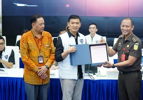 Direktorat Tindak Pidana Siber Bareskrim Polri menyerahkan hasil eksekusi aset tindak pidana pencucian uang yang berasal dari aktivitas perjudian online kepada Kejaksaan Agung RI dengan total nilai Rp58,18 miliar di Gedung Awaloedin Djamin Bareskrim Polri, Jakarta, Kamis (5/3/2026).