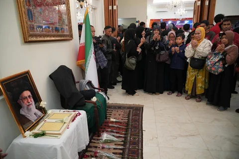 Para pelayat berdoa di dekat potret mendiang Pemimpin Tertinggi Iran Ayatollah Ali Khamenei di kediaman duta besar Iran di Jakarta, Kamis, (05/03/2026).