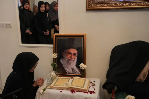 Para pelayat berdoa di dekat potret mendiang Pemimpin Tertinggi Iran Ayatollah Ali Khamenei di kediaman duta besar Iran di Jakarta, Kamis, (05/03/2026).