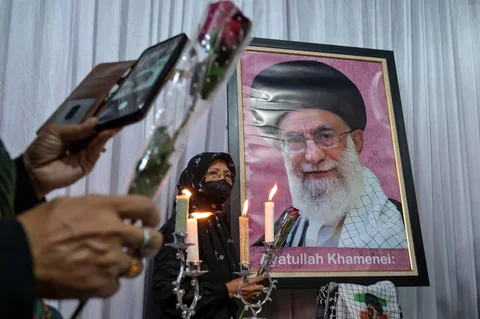 Para pelayat berdoa di dekat potret mendiang Pemimpin Tertinggi Iran Ayatollah Ali Khamenei di kediaman duta besar Iran di Jakarta, Kamis, (05/03/2026).