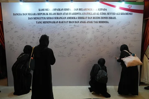 Para wanita menandatangani dinding penghormatan sementara untuk mendiang Pemimpin Tertinggi Iran Ayatollah Ali Khamenei di kediaman duta besar Iran di Jakarta, Kamis, (05/03/2026).