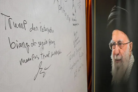 Sebuah pesan bertuliskan "Trump dan Netanyahu adalah akar dari semua perang, matilah Trump dan Netanyahu" ditandatangani di papan tulis di kediaman duta besar Iran di Jakarta, Kamis, (05/03/2026).