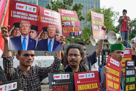 Puluhan mahasiswa yang tergabung dalam Gerakan Mahasiswa Nasional Indonesia (GMNI) menggelar aksi unjuk rasa didepan Kedutaan Besar Amerika Serikat, Jakarta Pusat, Selasa (03/03/2026).