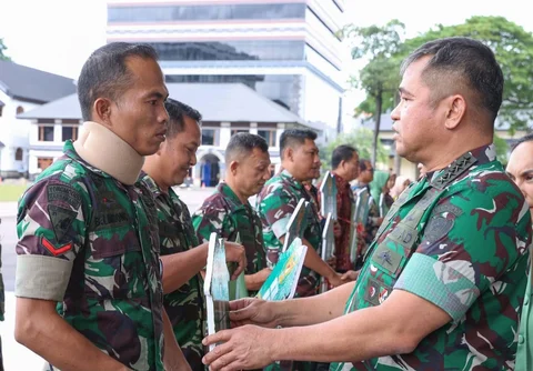 Kasad Maruli Simanjuntak menyerahkan bantuan rumah non dinas kepada ahli waris prajurit gugur serta prajurit penyandang cacat akibat tugas di Mabes TNI AD Jakarta.