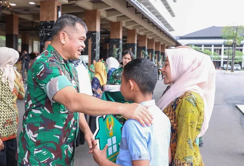 Kasad Maruli Simanjuntak menyerahkan bantuan rumah non dinas kepada ahli waris prajurit gugur serta prajurit penyandang cacat akibat tugas di Mabes TNI AD Jakarta.