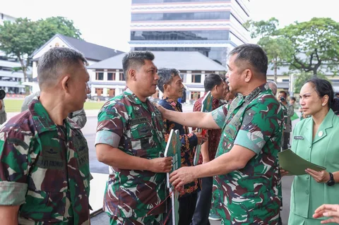 Kasad Maruli Simanjuntak menyerahkan bantuan rumah non dinas kepada ahli waris prajurit gugur serta prajurit penyandang cacat akibat tugas di Mabes TNI AD Jakarta.