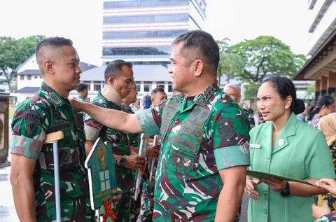Kasad Maruli Simanjuntak menyerahkan bantuan rumah non dinas kepada ahli waris prajurit gugur serta prajurit penyandang cacat akibat tugas di Mabes TNI AD Jakarta.