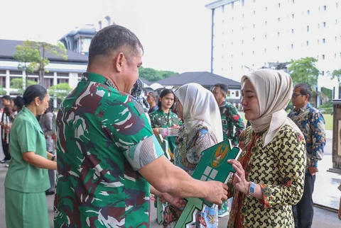 Kasad Maruli Simanjuntak menyerahkan bantuan rumah non dinas kepada ahli waris prajurit gugur serta prajurit penyandang cacat akibat tugas di Mabes TNI AD Jakarta.