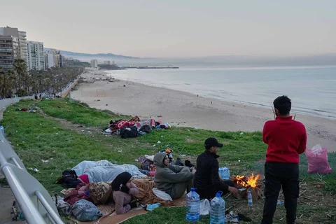 Para pengungsi yang melarikan diri dari serangan udara Israel di pinggiran selatan Beirut, Dahiyeh, duduk di tepi pantai Beirut, Lebanon, Jumat, (06/03/2026).