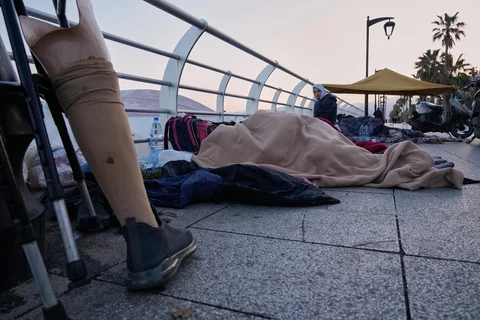 Para pengungsi yang melarikan diri dari serangan udara Israel di pinggiran selatan Beirut, Dahiyeh, duduk di tepi pantai Beirut, Lebanon, Jumat, (06/03/2026).