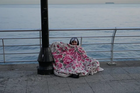 Para pengungsi yang melarikan diri dari serangan udara Israel di pinggiran selatan Beirut, Dahiyeh, duduk di tepi pantai Beirut, Lebanon, Jumat, (06/03/2026).