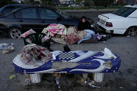 Para pengungsi yang melarikan diri dari serangan udara Israel di pinggiran selatan Beirut, Dahiyeh, duduk di tepi pantai Beirut, Lebanon, Jumat, (06/03/2026).