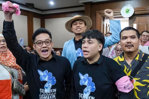 Para terdakwa kasus dugaan dugaan penghasutan terkait demonstrasi yang berujung kerusuhan antara 25-30 Agustus 2025 yakni: Delpedro Marhaen Rismansyah, Khariq Anhar, Muzaffar Salim dan Syahdan Husein  hakim di Pengadilan Negeri Jakarta Pusat di Jakarta,  Jumat (06/03/2026).