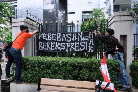 Dua aktivis membentangkan spanduk bertuliskan "Kebebasan Berekspresi" selama sidang putusan hakim terhadap Delpedro Marhaen Rismansyah, Direktur Eksekutif Lokataru, Khariq Anhar, Muzaffar Salim, dan Syahdan Husein di Pengadilan Negeri Jakarta Pusat, Jakarta, Jumat (06/03/2026).