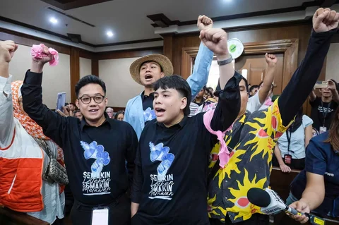 Para terdakwa kasus dugaan dugaan penghasutan terkait demonstrasi yang berujung kerusuhan antara 25-30 Agustus 2025 yakni: Delpedro Marhaen Rismansyah, Khariq Anhar, Muzaffar Salim dan Syahdan Husein  di Pengadilan Negeri Jakarta Pusat di Jakarta,  Jumat (06/03/2026).