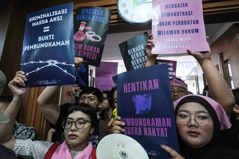 Dukungan para aktivis selama sidang putusan hakim terhadap Delpedro Marhaen Rismansyah, Direktur Eksekutif Lokataru, Khariq Anhar, Muzaffar Salim, dan Syahdan Husein di Pengadilan Negeri Jakarta Pusat, Jakarta, Jumat (06/03/2026).