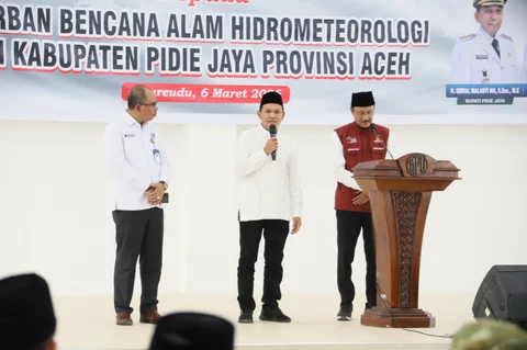Mendagri dan Mensos Serahkan Bansos Tahap Pertama Hampir Rp900 Miliar kepada Masyarakat Terdampak Bencana