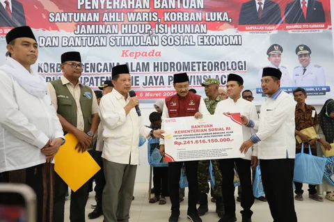 Mendagri dan Mensos Serahkan Bansos Tahap Pertama Hampir Rp900 Miliar kepada Masyarakat Terdampak Bencana