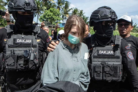 Tersangka warga negara Rusia bernama Natallia (30 tahun), yang dituduh mengoperasikan laboratorium yang memproduksi narkoba sintetis mephedrone, dikawal polisi ke rumah yang digunakan untuk memproduksi narkoba saat rekonstruksi di Gianyar, Bali, Sabtu (07/03/2026).