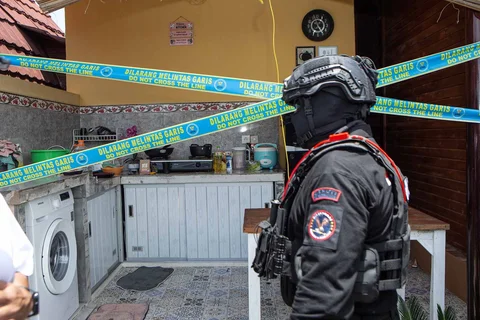 Seorang petugas polisi mengamankan laboratorium yang memproduksi narkoba sintetis mephedrone  di Gianyar, Bali, Sabtu (07/03/2026).