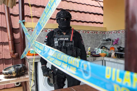 Seorang petugas polisi mengamankan laboratorium yang memproduksi narkoba sintetis mephedrone  di Gianyar, Bali, Sabtu (07/03/2026).
