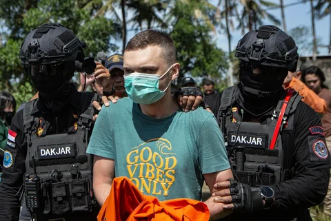 Tersangka warga negara Rusia S.T. (C), 34 tahun, yang dituduh mengoperasikan laboratorium yang memproduksi narkoba sintetis mephedrone, dikawal polisi ke rumah yang digunakan untuk memproduksi narkoba saat rekonstruksi di Gianyar, Bali, Sabtu (07/03/2026).